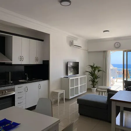Billy's Beachfront With Pool Access Apartment