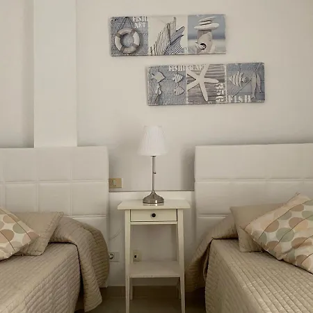 Billy's Beachfront With Pool Access